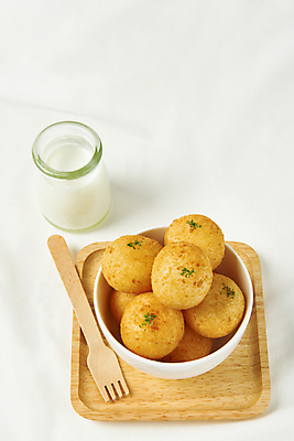 포토 JPG 스튜디오촬영 그릇 음식 실내 사람없음 우유 튀김 우유병 흰배경 담기 나무쟁반 나무포크 파슬리가루 치즈볼 바삭바삭 국내포토 식기 백그라운드 포크 컨셉 모션 병_용기 디저트 유제품 쟁반 내부 목재 흰색 가루 파일형식