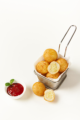 포토 JPG 스튜디오촬영 음식 단면 실내 사람없음 튀김 케첩 가득함 흰배경 담기 슬라이스 기름종이 새싹채소 소스그릇 치즈볼 튀김망 바삭바삭 국내포토 그릇 종이 백그라운드 컨셉 채소 모션 디저트 내부 조리도구 흰색 소스_음식 파일형식