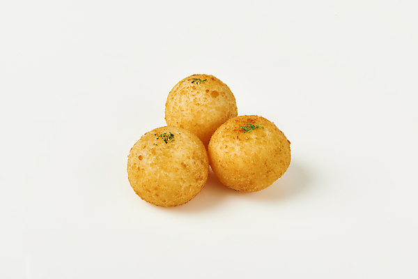 포토 JPG 스튜디오촬영 음식 실내 사람없음 튀김 세개 흰배경 파슬리가루 치즈볼 바삭바삭 국내포토 백그라운드 컨셉 디저트 3 내부 흰색 가루 파일형식