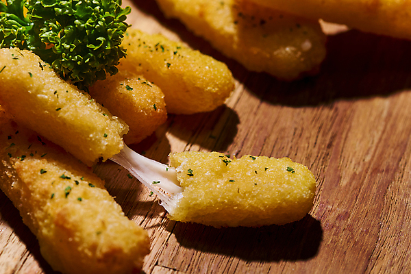 포토 JPG 스튜디오촬영 음식 치즈 실내 근접촬영 사람없음 튀김 늘이기 파슬리가루 치즈스틱 바삭바삭 나무배경 국내포토 뷰포인트 백그라운드 컨셉 유제품 내부 과자 가루 파일형식