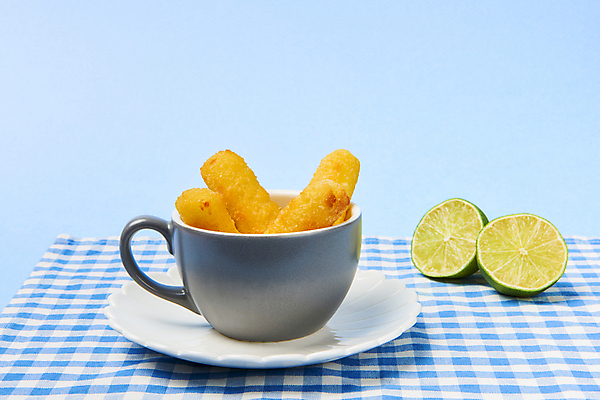 포토 JPG 스튜디오촬영 음식 단면 실내 사람없음 컵 튀김 천 컵받침 담기 파란배경 슬라이스 라임 치즈스틱 바삭바삭 국내포토 식기 백그라운드 컨셉 과일 모션 내부 파란색 과자 직물 받침대 파일형식