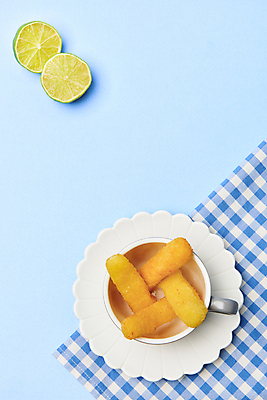 포토 JPG 스튜디오촬영 음식 단면 실내 사람없음 컵 하이앵글 튀김 천 컵받침 담기 파란배경 슬라이스 라임 치즈스틱 바삭바삭 국내포토 식기 뷰포인트 백그라운드 컨셉 과일 모션 내부 파란색 과자 직물 받침대 파일형식