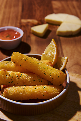 포토 JPG 스튜디오촬영 접시 음식 치즈 실내 사람없음 튀김 레몬 담기 칠리소스 소스그릇 조각치즈 파슬리가루 치즈스틱 바삭바삭 나무배경 국내포토 그릇 식기 조각 백그라운드 컨셉 과일 모션 유제품 내부 과자 소스_음식 가루 파일형식