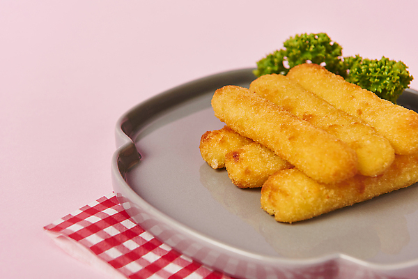 포토 JPG 스튜디오촬영 접시 음식 실내 파슬리 사람없음 쌓기 튀김 천 치즈스틱 분홍색배경 바삭바삭 국내포토 식기 분홍색 백그라운드 컨셉 채소 모션 내부 과자 직물 파일형식