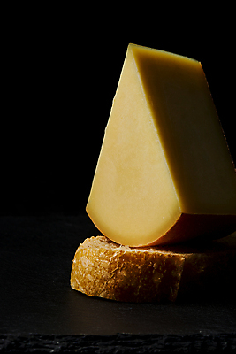 포토 JPG 스튜디오촬영 음식 식재료 검은배경 치즈 실내 근접촬영 사람없음 어둠 바게트 조각치즈 국내포토 빵 뷰포인트 조각 백그라운드 유제품 내부 검은색 파일형식