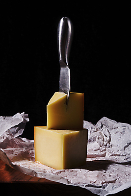 포토 JPG 스튜디오촬영 음식 식재료 검은배경 치즈 실내 사람없음 쌓기 꽂음 기름종이 조각치즈 치즈나이프 국내포토 종이 조각 백그라운드 모션 유제품 내부 검은색 나이프 파일형식