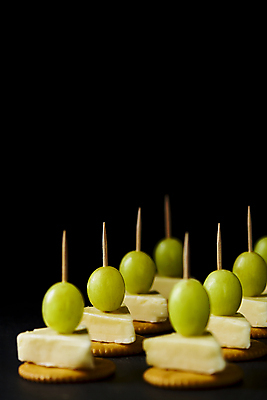 포토 JPG 스튜디오촬영 음식 검은배경 디저트 치즈 실내 근접촬영 사람없음 크래커 애피타이저 카나페 청포도 일렬 꽂음 이쑤시개 국내포토 뷰포인트 백그라운드 포도 유제품 서양음식 내부 쿠키 검은색 파일형식