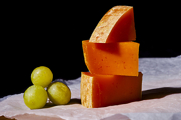 포토 JPG 스튜디오촬영 음식 식재료 검은배경 치즈 실내 사람없음 쌓기 청포도 기름종이 조각치즈 국내포토 종이 조각 백그라운드 모션 포도 유제품 내부 검은색 파일형식