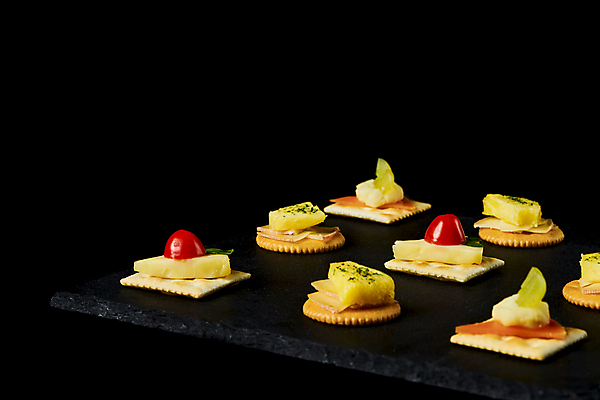 포토 JPG 스튜디오촬영 음식 방울토마토 검은배경 디저트 치즈 실내 사람없음 크래커 애피타이저 카나페 파인애플 청포도 일렬 국내포토 백그라운드 토마토 과일 포도 유제품 서양음식 내부 쿠키 검은색 열대과일 파일형식