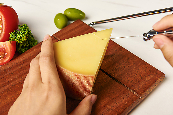 포토 JPG 스튜디오촬영 손 음식 토마토 식재료 치즈 실내 파슬리 근접촬영 신체부위 잡기 자르기 흰배경 올리브 나무도마 조각치즈 커터 국내포토 열매 뷰포인트 조각 백그라운드 채소 모션 유제품 도마 사람 내부 목재 흰색 파일형식