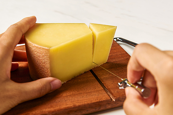 포토 JPG 스튜디오촬영 손 음식 식재료 치즈 실내 근접촬영 신체부위 잡기 자르기 흰배경 나무도마 조각치즈 커터 국내포토 뷰포인트 조각 백그라운드 모션 유제품 도마 사람 내부 목재 흰색 파일형식