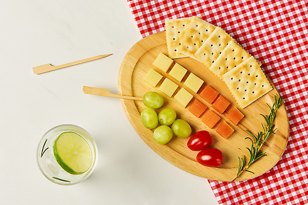 포토 JPG 스튜디오촬영 음식 식재료 방울토마토 디저트 잔 치즈 실내 사람없음 물 하이앵글 크래커 꼬치 애피타이저 천 카나페 준비 흰배경 청포도 라임 로즈메리 이쑤시개 나무쟁반 플랫레이 국내포토 자연요소 식기 뷰포인트 백그라운드 토마토 과일 포도 유제품 쟁반 서양음식 내부 목재 쿠키 흰색 직물 플랫 허브 파일형식