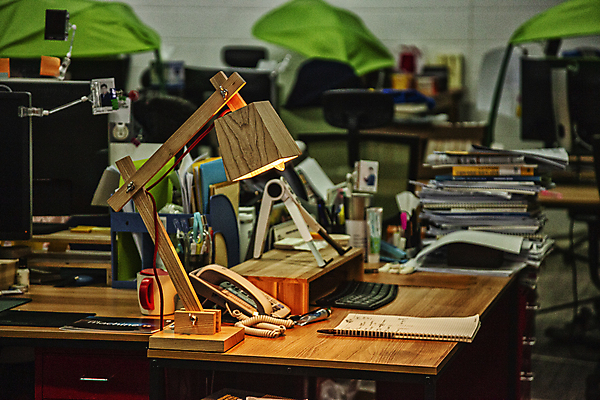 포토 JPG 의자 서울 실내 사람없음 사무실 스탠드 메모지 전화기 책상 야근 빈자리 서류더미 국내포토 가구 비즈니스 조명 한국 내부 사무용품 업무 문서 파일형식 더미