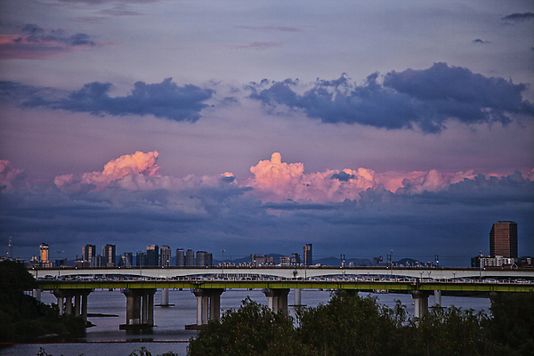포토 JPG 구름 하늘 서울 사람없음 야외 건물 도시풍경 일몰 야간 저녁 여의도 가교 국내포토 자연요소 건축물 한국 풍경 노을 도시 파일형식