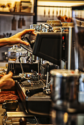 포토 JPG 손 서울 실내 들기 아웃포커스 신체부위 카페 소프트포커스 커피메이커 만들기 바리스타 아메리카노 에스프레소 국내포토 직업 커피 모션 한국 촬영기법 사람 내부 상점 커피용품 파일형식