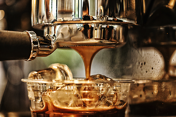 포토 JPG 서울 실내 근접촬영 사람없음 얼음 카페 붓기 커피메이커 담기 아메리카노 에스프레소 테이크아웃컵 에스프레소잔 국내포토 자연요소 커피 뷰포인트 모션 잔 한국 내부 컵 상점 커피용품 파일형식