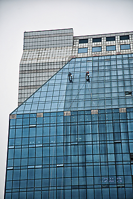 포토 JPG 주간 전신 서울 매달리기 외벽 성인 사람없음 야외 두명 일상 뒷모습 고층빌딩 청소 청소부 유리창청소 성인만 국내포토 자연요소 직업 벽 뷰포인트 모션 한국 사람 빌딩 라이프 파일형식