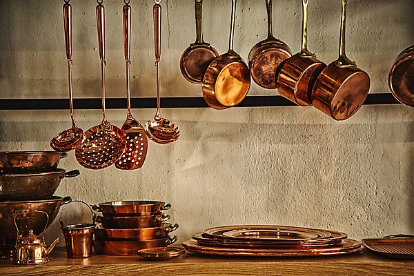 포토 JPG 접시 주전자 주방용품 서울 실내 사람없음 장식 빈티지 냄비 국자 나무탁자 놋쇠 국내포토 식기 생활용품 컨셉 탁자 한국 내부 솥 파일형식