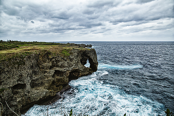포토 JPG 주간 구름 해외풍경 파도 바다 풍경 사람없음 야외 절벽 오키나와 절벽바위 국내포토 자연요소 해외 일본 바위_돌 파일형식