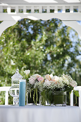 포토 JPG 주간 꽃 결혼 탁자 결혼식 사람없음 야외 아웃포커스 꽃병 미국 감성 결혼소품 로스앤젤레스 예식장 국내포토 자연요소 식물 가구 컨셉 북아메리카 촬영기법 이벤트 공간 오브젝트 파일형식