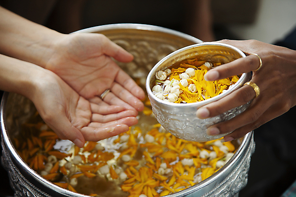 포토 JPG 그릇 손 꽃 태국 실내 따뜻함 들기 신체부위 물 축복 손모으기 푸켓 환영인사 국내포토 자연요소 식물 식기 아시아 컨셉 모션 사람 손짓 내부 인사 파일형식