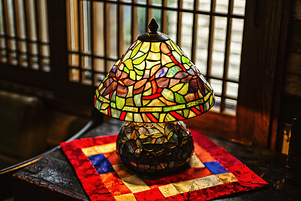 포토 JPG 조명 실내 따뜻함 사람없음 감성 스테인드글라스 조각보 창호문 대구시 알록달록 국내포토 컨셉 유리 한국 내부 컬러풀 문 보자기_천 파일형식