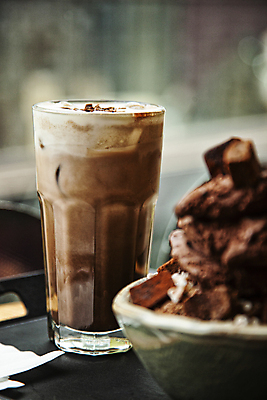포토 JPG 잔 실내 사람없음 아웃포커스 초콜릿 달콤 시원함 빙수 냉음료 아이스코코아 맛있는 국내포토 식기 음료 디저트 촬영기법 내부 맛 파일형식