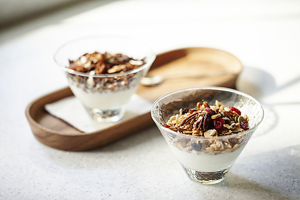 포토 JPG 실내 사람없음 아웃포커스 아침식사 시리얼 흰배경 유리그릇 요거트 건강식 나무쟁반 국내포토 그릇 음식 백그라운드 유리 유제품 쟁반 촬영기법 내부 목재 식사 흰색 파일형식