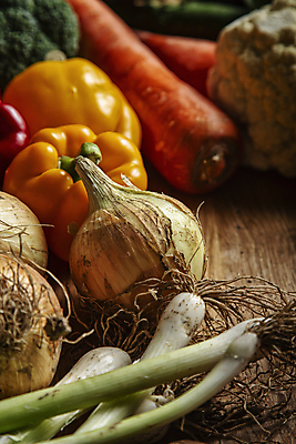 포토 JPG 채소 식재료 양파 파프리카 실내 사람없음 당근 신선 브로콜리 가득함 대파 나무탁자 국내포토 탁자 뿌리채소 내부 파 파일형식