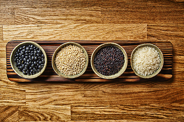 포토 JPG 그릇 식재료 곡류 실내 종류 사람없음 하이앵글 쌀 검은콩 나무받침 나무탁자 현미 흑미 국내포토 식기 뷰포인트 탁자 콩 내부 목재 받침대 파일형식