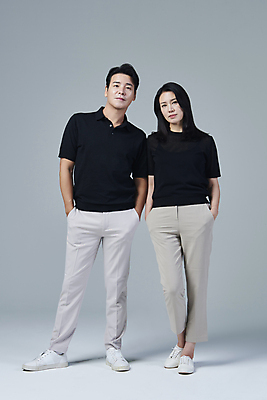 포토 JPG 스튜디오촬영 전신 커플 응시 여자 남자 커플라이프 40대 중년 중년라이프 회색배경 실내 서기 두명 앞모습 캐주얼 한국인 주머니손 중년만 딩크족 영포티 국내포토 라이프스타일 시선 옷 뷰포인트 백그라운드 관계 모션 사람 동양인 성인 내부 회색 신조어 성인만 파일형식