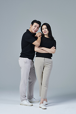 포토 JPG 스튜디오촬영 전신 커플 응시 여자 남자 커플라이프 40대 중년 중년라이프 회색배경 실내 서기 미소 두명 앞모습 옆모습 캐주얼 팔짱 기댐 한국인 중년만 어깨에손 딩크족 영포티 국내포토 라이프스타일 시선 옷 뷰포인트 백그라운드 관계 모션 표정 사람 동양인 성인 내부 회색 신조어 성인만 파일형식