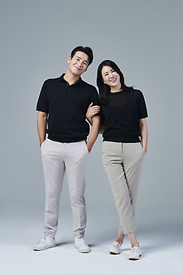 포토 JPG 스튜디오촬영 전신 커플 응시 여자 남자 커플라이프 40대 중년 중년라이프 회색배경 실내 서기 미소 두명 앞모습 캐주얼 팔짱 한국인 주머니손 중년만 딩크족 영포티 국내포토 라이프스타일 시선 옷 뷰포인트 백그라운드 관계 모션 표정 사람 동양인 성인 내부 회색 신조어 성인만 파일형식