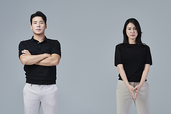 포토 JPG 스튜디오촬영 커플 응시 여자 남자 커플라이프 40대 중년 중년라이프 회색배경 실내 무표정 상반신 두명 앞모습 캐주얼 팔짱 한국인 손모으기 중년만 딩크족 영포티 국내포토 라이프스타일 시선 옷 감정 뷰포인트 백그라운드 관계 모션 표정 사람 동양인 손짓 성인 내부 회색 신조어 성인만 파일형식