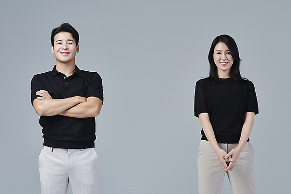 포토 JPG 스튜디오촬영 커플 응시 여자 남자 커플라이프 40대 중년 중년라이프 회색배경 실내 미소 상반신 두명 앞모습 캐주얼 팔짱 한국인 손모으기 중년만 딩크족 영포티 국내포토 라이프스타일 시선 옷 뷰포인트 백그라운드 관계 모션 표정 사람 동양인 손짓 성인 내부 회색 신조어 성인만 파일형식