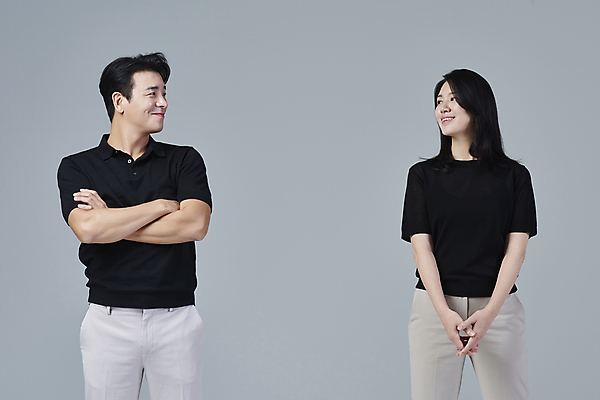 포토 JPG 스튜디오촬영 커플 응시 여자 남자 커플라이프 40대 중년 중년라이프 회색배경 실내 미소 상반신 두명 앞모습 캐주얼 마주보기 팔짱 한국인 손모으기 중년만 딩크족 영포티 국내포토 라이프스타일 시선 옷 뷰포인트 백그라운드 관계 모션 표정 사람 동양인 손짓 성인 내부 회색 신조어 성인만 파일형식