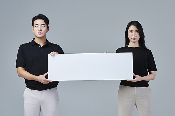 포토 JPG 스튜디오촬영 배너 커플 응시 여자 남자 커플라이프 40대 중년 중년라이프 회색배경 사각프레임 실내 무표정 들기 상반신 두명 앞모습 캐주얼 한국인 중년만 딩크족 영포티 국내포토 라이프스타일 시선 옷 감정 뷰포인트 백그라운드 관계 모션 프레임 표정 사람 동양인 성인 내부 사각형 회색 신조어 성인만 파일형식