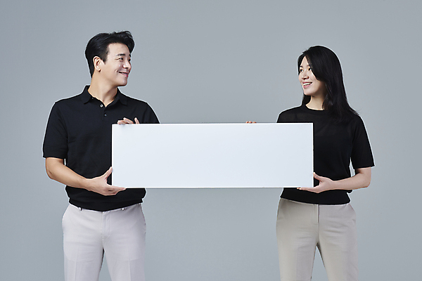 포토 JPG 스튜디오촬영 배너 커플 응시 여자 남자 커플라이프 40대 중년 중년라이프 회색배경 사각프레임 실내 미소 들기 상반신 두명 앞모습 캐주얼 마주보기 한국인 중년만 딩크족 영포티 국내포토 라이프스타일 시선 옷 뷰포인트 백그라운드 관계 모션 프레임 표정 사람 동양인 성인 내부 사각형 회색 신조어 성인만 파일형식