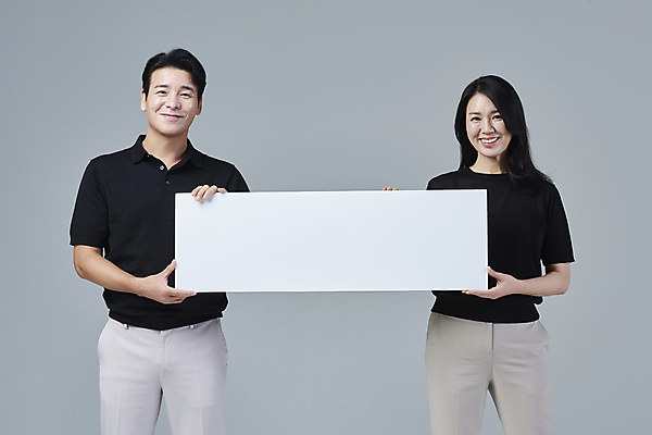 포토 JPG 스튜디오촬영 배너 커플 응시 여자 남자 커플라이프 40대 중년 중년라이프 회색배경 사각프레임 실내 미소 들기 상반신 두명 앞모습 캐주얼 한국인 중년만 딩크족 영포티 국내포토 라이프스타일 시선 옷 뷰포인트 백그라운드 관계 모션 프레임 표정 사람 동양인 성인 내부 사각형 회색 신조어 성인만 파일형식