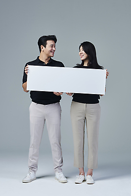 포토 JPG 스튜디오촬영 전신 배너 커플 응시 여자 남자 커플라이프 40대 중년 중년라이프 회색배경 사각프레임 실내 서기 미소 들기 두명 앞모습 캐주얼 마주보기 한국인 중년만 딩크족 영포티 국내포토 라이프스타일 시선 옷 뷰포인트 백그라운드 관계 모션 프레임 표정 사람 동양인 성인 내부 사각형 회색 신조어 성인만 파일형식