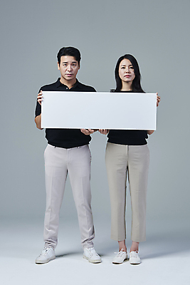 포토 JPG 스튜디오촬영 전신 배너 커플 응시 여자 남자 커플라이프 40대 중년 중년라이프 회색배경 사각프레임 실내 무표정 서기 들기 두명 앞모습 캐주얼 한국인 중년만 딩크족 영포티 국내포토 라이프스타일 시선 옷 감정 뷰포인트 백그라운드 관계 모션 프레임 표정 사람 동양인 성인 내부 사각형 회색 신조어 성인만 파일형식