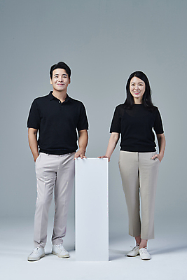 포토 JPG 스튜디오촬영 전신 배너 커플 응시 여자 남자 커플라이프 40대 중년 중년라이프 회색배경 사각프레임 실내 서기 미소 두명 앞모습 캐주얼 한국인 잡기 주머니손 중년만 딩크족 영포티 국내포토 라이프스타일 시선 옷 뷰포인트 백그라운드 관계 모션 프레임 표정 사람 동양인 성인 내부 사각형 회색 신조어 성인만 파일형식