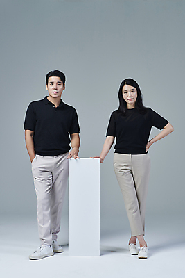 포토 JPG 스튜디오촬영 전신 배너 커플 응시 여자 남자 커플라이프 40대 중년 허리손 중년라이프 회색배경 사각프레임 실내 서기 두명 앞모습 캐주얼 한국인 잡기 주머니손 중년만 딩크족 영포티 국내포토 라이프스타일 시선 옷 뷰포인트 포즈 백그라운드 관계 모션 프레임 사람 동양인 성인 내부 사각형 회색 신조어 성인만 파일형식