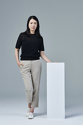 포토 JPG 스튜디오촬영 전신 우먼라이프 배너 응시 여자 40대 중년 중년라이프 회색배경 사각프레임 실내 한명 서기 앞모습 캐주얼 한국인 잡기 주머니손 중년여자한명만 딩크족 영포티 국내포토 1 라이프스타일 시선 옷 뷰포인트 백그라운드 모션 프레임 사람 동양인 성인 내부 사각형 회색 신조어 여자한명만 중년여자만 파일형식