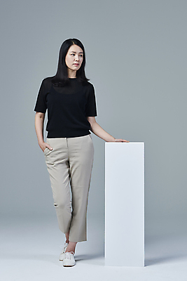 포토 JPG 스튜디오촬영 전신 우먼라이프 배너 응시 여자 40대 중년 중년라이프 회색배경 사각프레임 실내 한명 서기 앞모습 캐주얼 한국인 잡기 주머니손 중년여자한명만 딩크족 영포티 국내포토 1 라이프스타일 시선 옷 뷰포인트 백그라운드 모션 프레임 사람 동양인 성인 내부 사각형 회색 신조어 여자한명만 중년여자만 파일형식