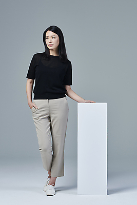 포토 JPG 스튜디오촬영 전신 우먼라이프 배너 응시 여자 40대 중년 중년라이프 회색배경 사각프레임 실내 한명 서기 앞모습 캐주얼 한국인 잡기 주머니손 중년여자한명만 딩크족 영포티 국내포토 1 라이프스타일 시선 옷 뷰포인트 백그라운드 모션 프레임 사람 동양인 성인 내부 사각형 회색 신조어 여자한명만 중년여자만 파일형식