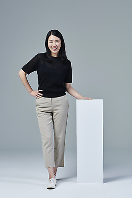 포토 JPG 스튜디오촬영 전신 우먼라이프 배너 응시 여자 40대 중년 허리손 중년라이프 회색배경 사각프레임 실내 한명 서기 미소 앞모습 캐주얼 한국인 잡기 중년여자한명만 딩크족 영포티 국내포토 1 라이프스타일 시선 옷 뷰포인트 포즈 백그라운드 모션 프레임 표정 사람 동양인 성인 내부 사각형 회색 신조어 여자한명만 중년여자만 파일형식