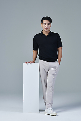 포토 JPG 스튜디오촬영 전신 배너 응시 남자 맨라이프 40대 중년 중년라이프 회색배경 사각프레임 실내 한명 서기 앞모습 캐주얼 한국인 잡기 주머니손 중년남자한명만 딩크족 영포티 국내포토 1 라이프스타일 시선 옷 뷰포인트 백그라운드 모션 프레임 사람 동양인 성인 내부 사각형 회색 신조어 남자한명만 중년남자만 파일형식