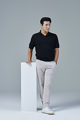 포토 JPG 스튜디오촬영 전신 배너 응시 남자 맨라이프 40대 중년 중년라이프 회색배경 사각프레임 실내 한명 서기 앞모습 캐주얼 한국인 잡기 주머니손 중년남자한명만 딩크족 영포티 국내포토 1 라이프스타일 시선 옷 뷰포인트 백그라운드 모션 프레임 사람 동양인 성인 내부 사각형 회색 신조어 남자한명만 중년남자만 파일형식