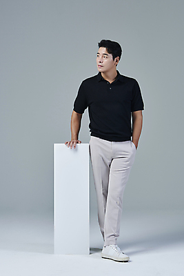 포토 JPG 스튜디오촬영 전신 배너 응시 남자 맨라이프 40대 중년 중년라이프 회색배경 사각프레임 실내 한명 서기 앞모습 캐주얼 한국인 잡기 주머니손 중년남자한명만 딩크족 영포티 국내포토 1 라이프스타일 시선 옷 뷰포인트 백그라운드 모션 프레임 사람 동양인 성인 내부 사각형 회색 신조어 남자한명만 중년남자만 파일형식